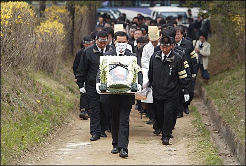 서울시내 노제와 추모제를 마친 뒤 고 허세욱씨의 장례행렬이 경기도 마석 모란공원에 들어서고 있다. 